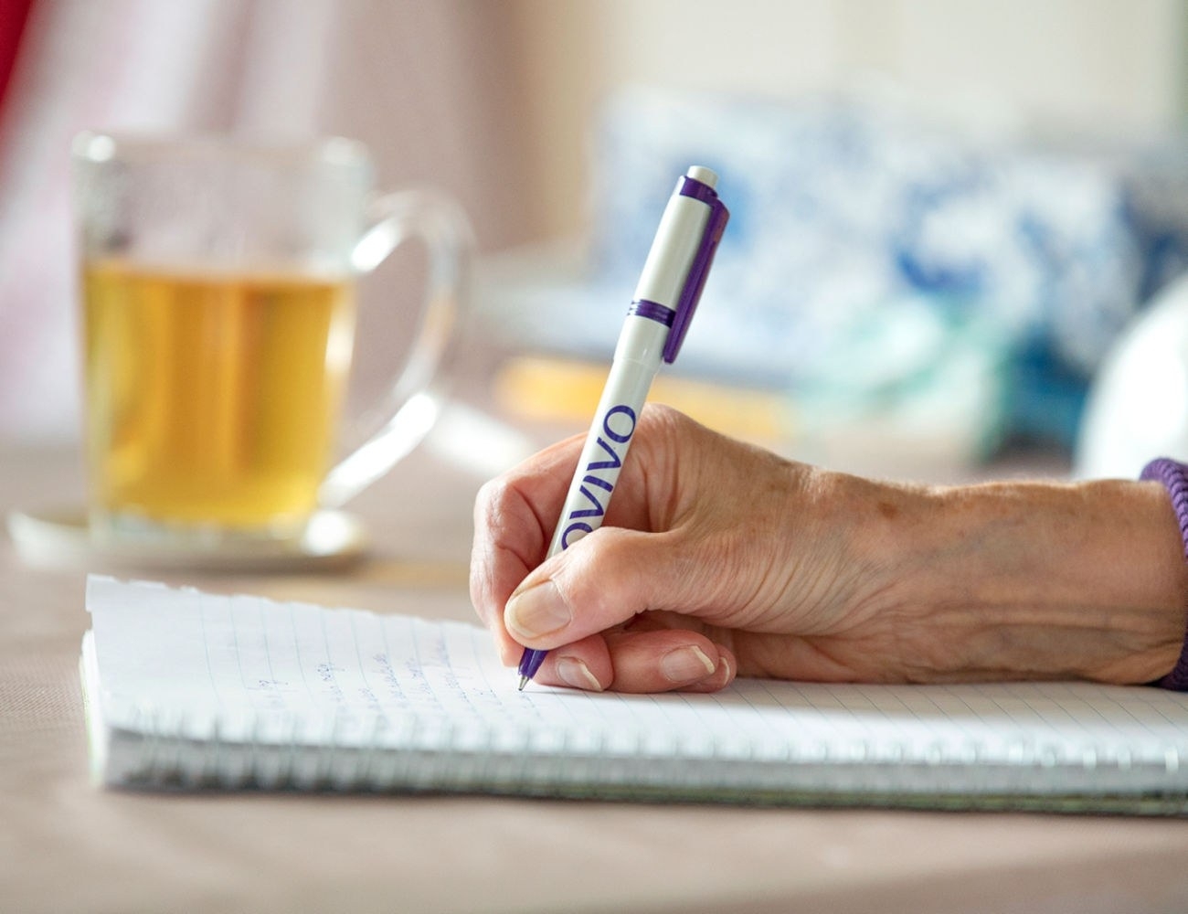 Hand met pen en schrift