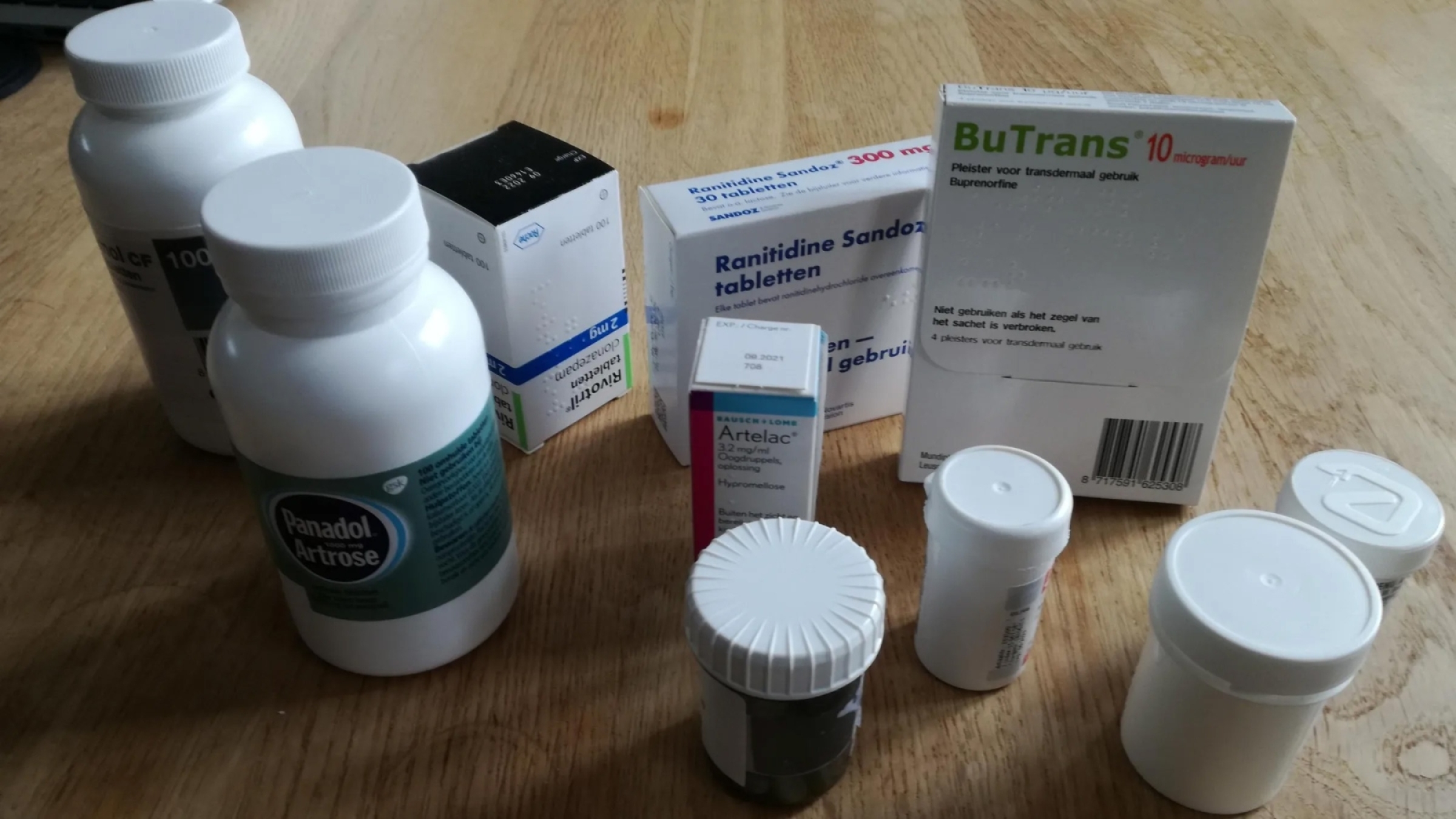 Verschillende medicijnen op een tafel