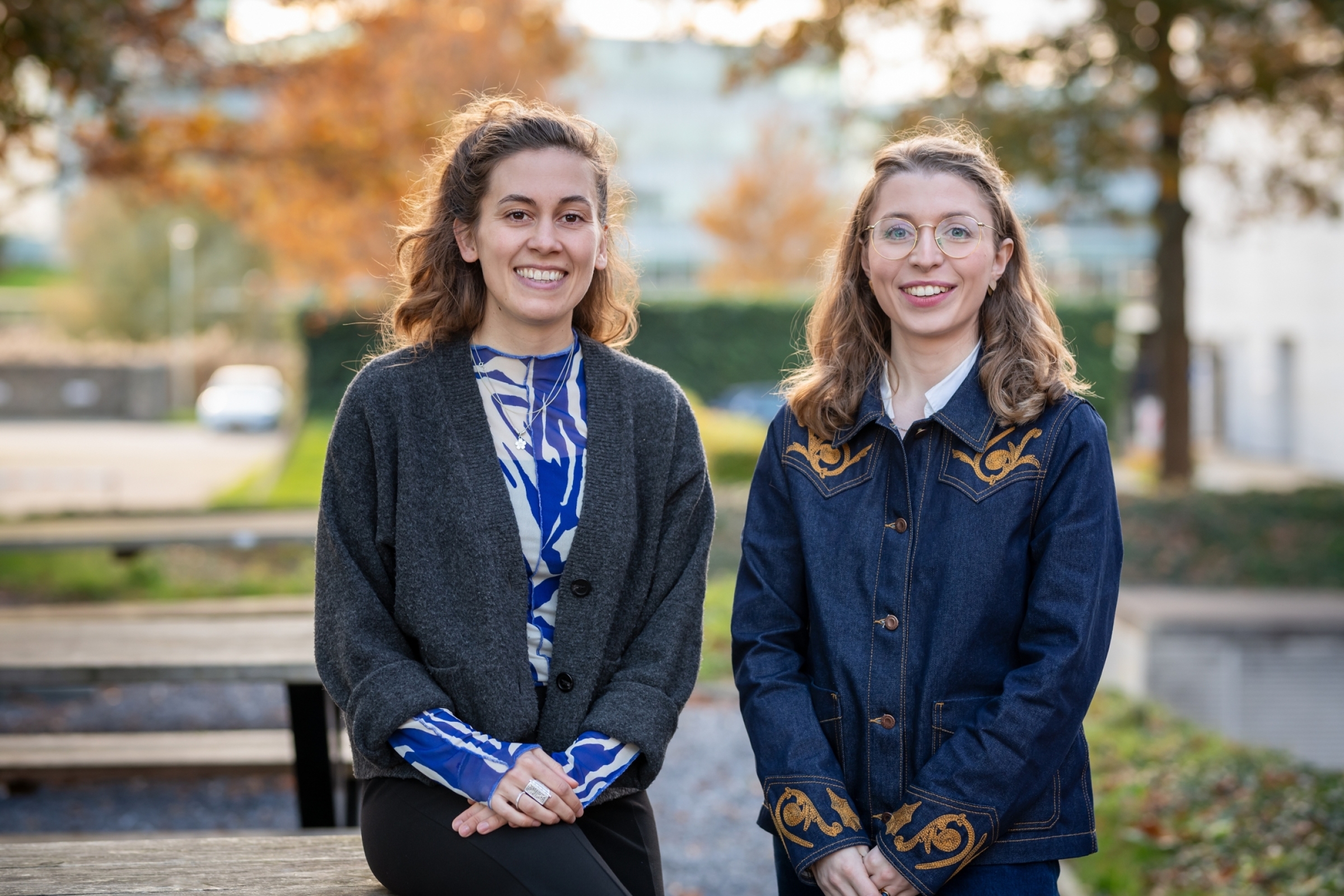 Noa en Anne staan naast elkaar